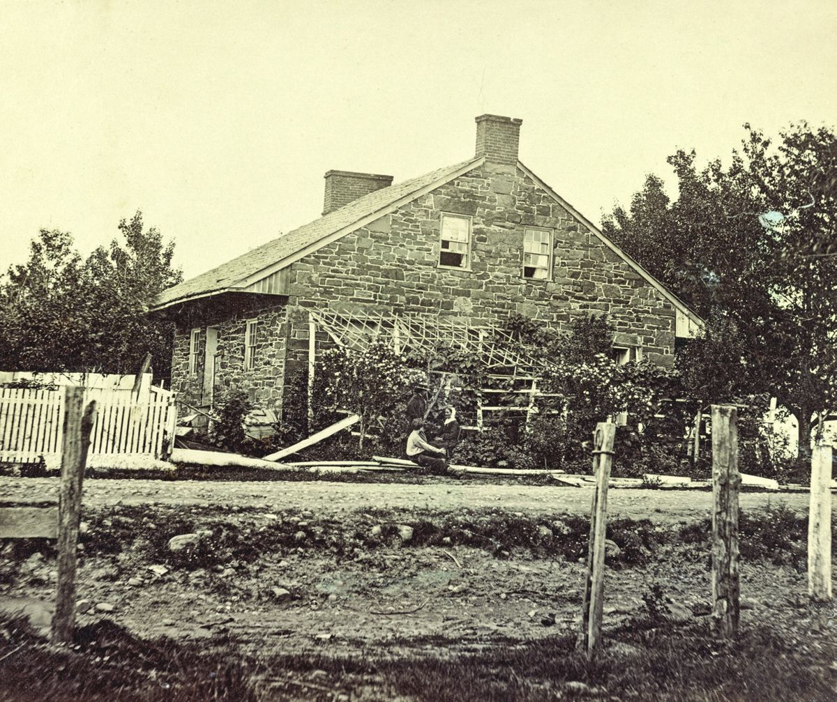 Gen. Robert E. Lee’s Headquarters during the Battle of Gettysburg. Photographer Mathew Brady can be seen standing wearing his hat in the center. Digital file: http://loc.gov/pictures/resource/ppmsca.33002 (Library of Congress)
