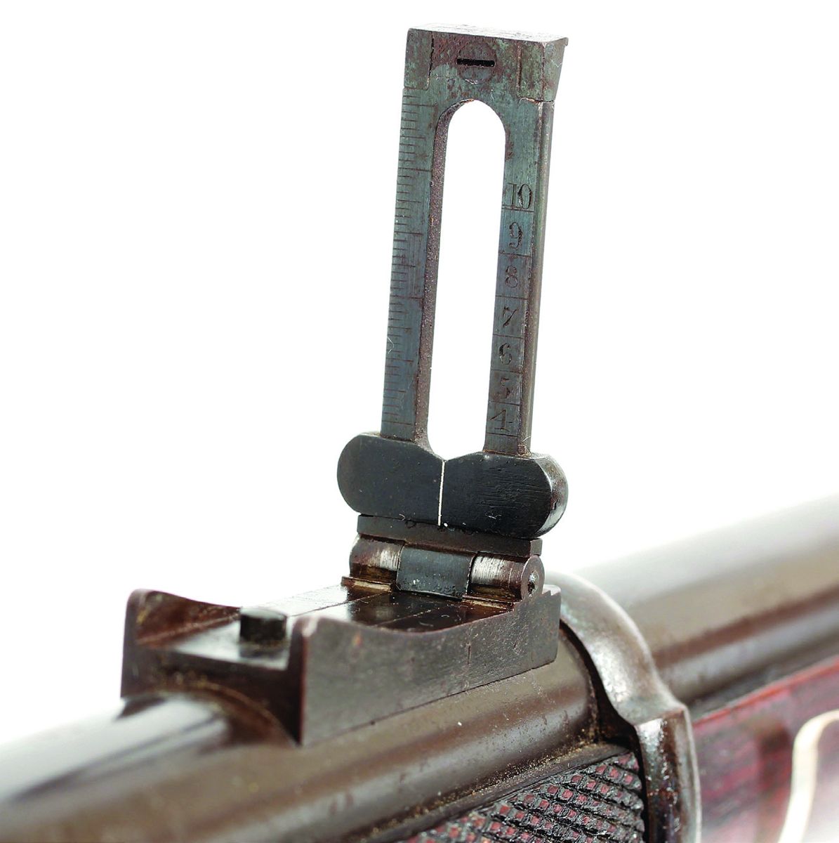 Detail of the rear sight, elevated and revealing the graduations and the platinum line on the elevation bar.