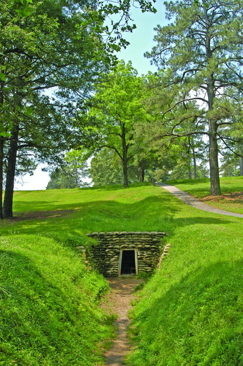 Mine entrance. The mine was in a “T” shape. The approach shaft was 511 feet long, starting in a sunken area downhill and more than 50 feet below the Confederate battery, making detection difficult. The tunnel entrance was narrow, about 3 feet wide and 4.5 feet high. At its end, a perpendicular gallery of 75 feet extended in both directions.