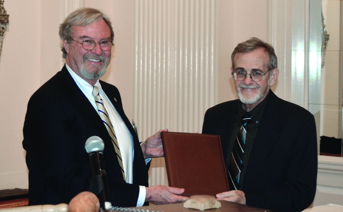 Atlanta Round Table president Grant Moseley presents the Harwell Award to Earl Hess.