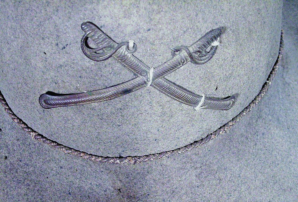 The crossed sabre cavalry insignia is sewn on upside down from its Federal counterpart.