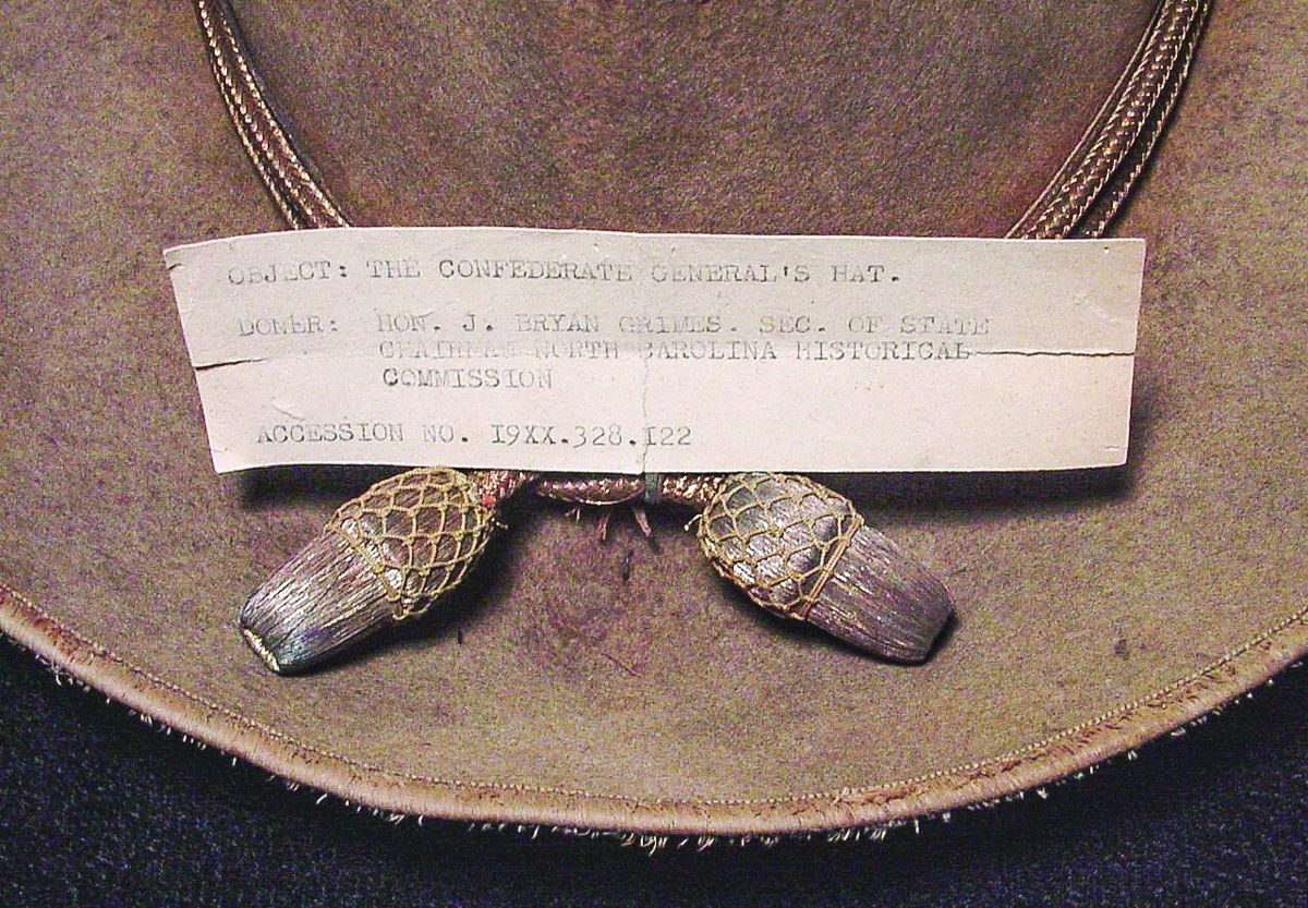 General Grimes hat with its original display card showing its accession number.