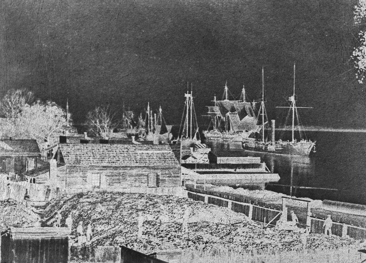 The Kineo is the ship on the right.