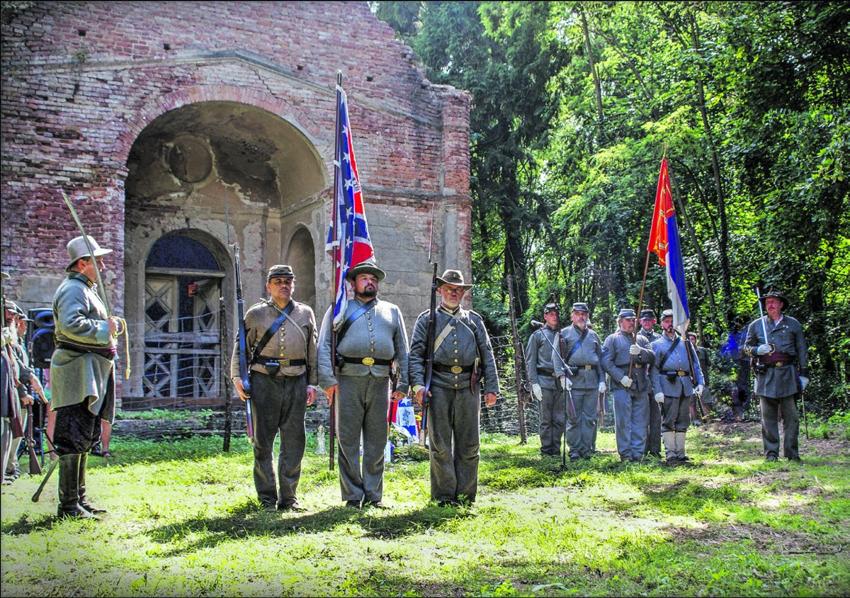 Confederate reenactors present the colors. (Piotr Narloch)