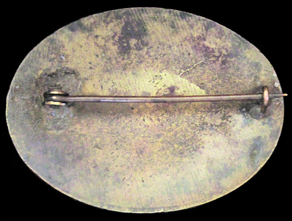 Reverse of the 1st Regiment plate, showing the pin that joined the crossed belts.