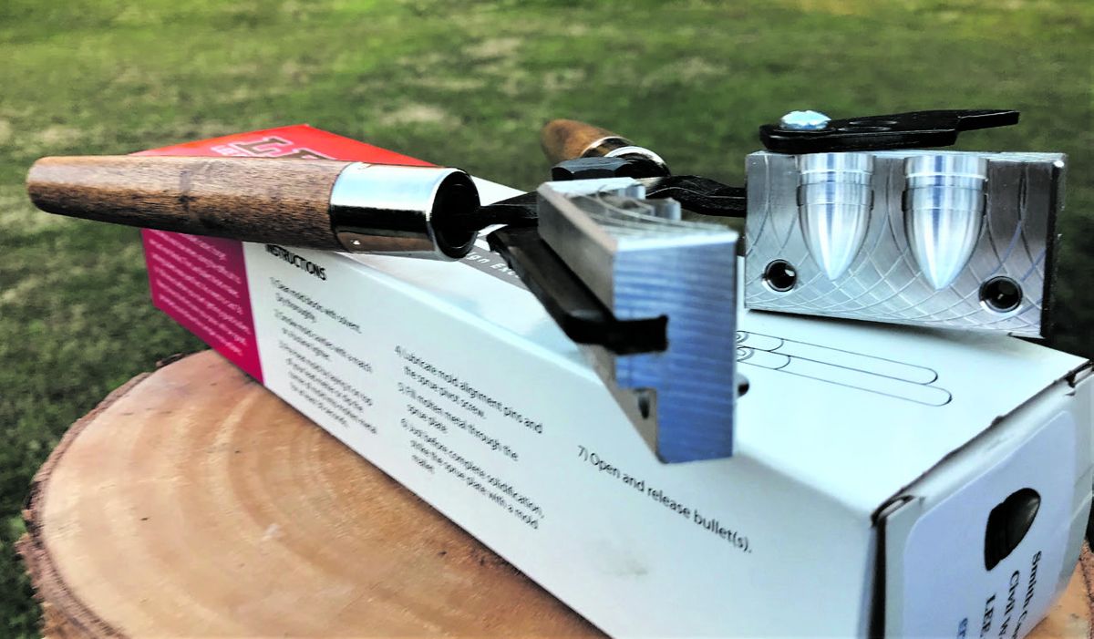 Smith carbine bullet mold and handles.