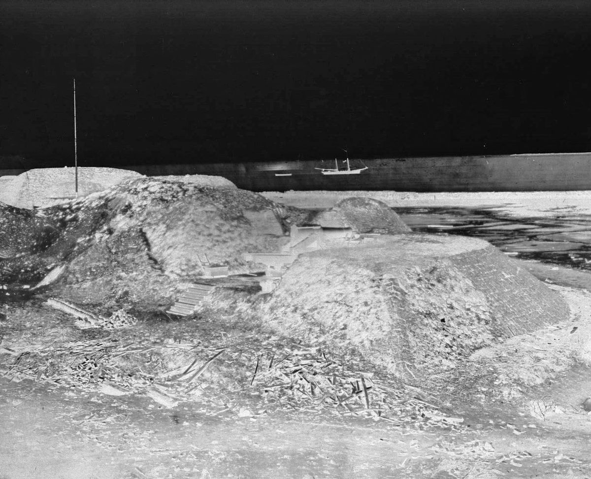 Battery Bee on Sullivan’s Island, 1865. Note the flag pole on the left. (National Archives) Courtesy Rick Hatcher.