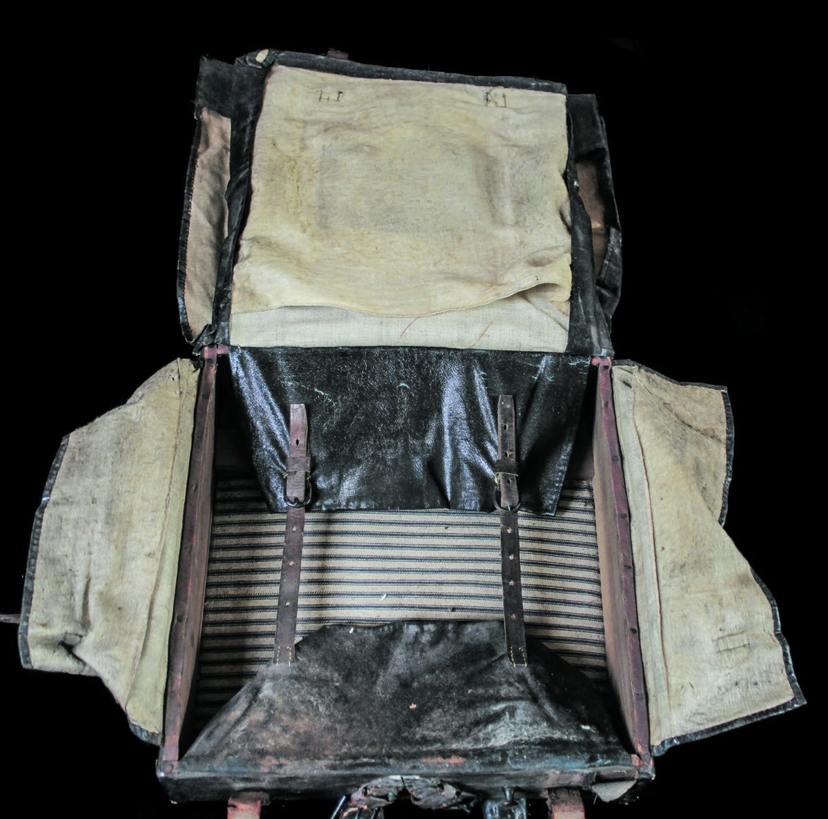 Each of the inner flaps is lined with undyed wool and each