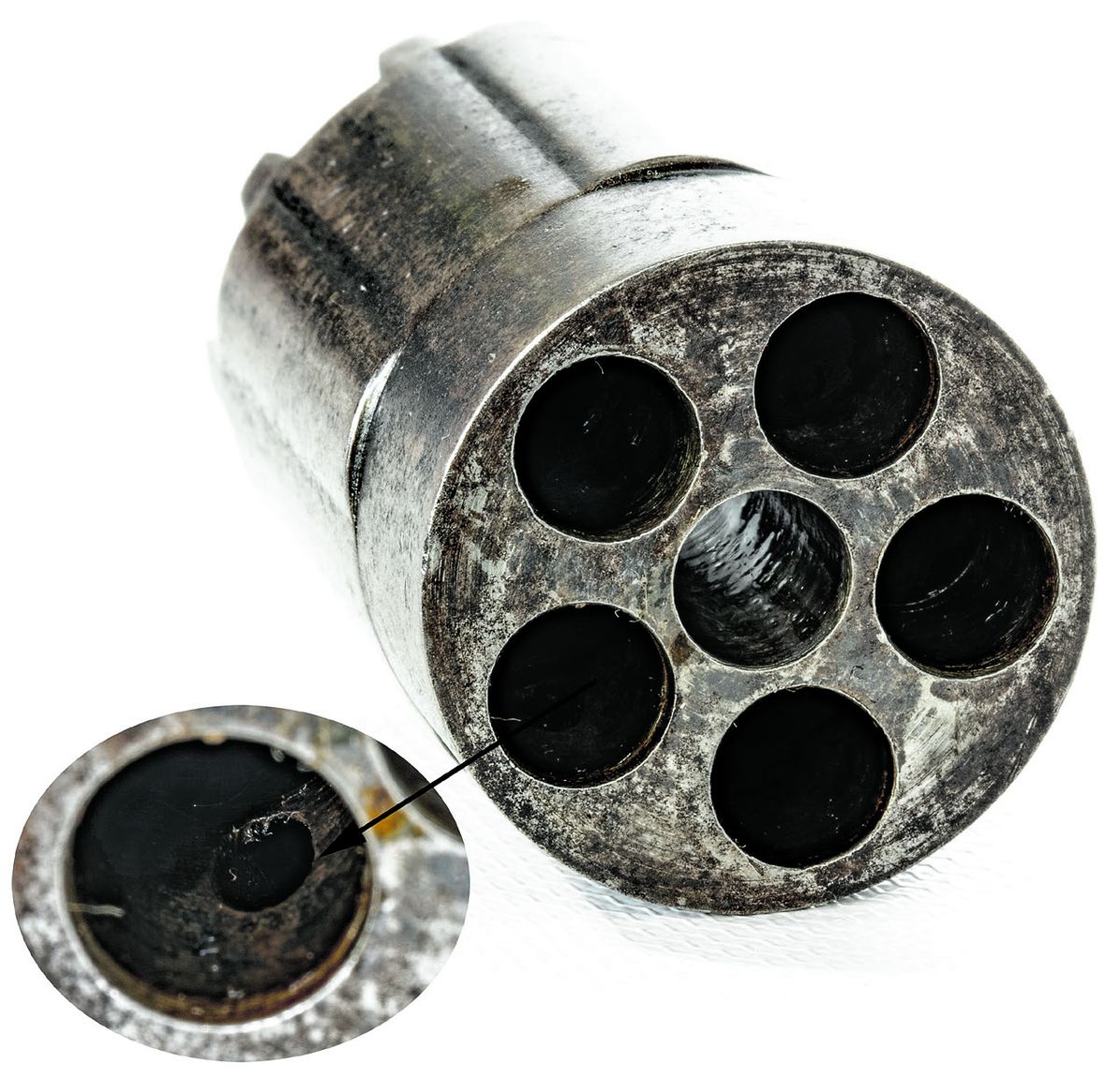 Front view of the Walch Pocket 5-chambered cylinder with the inset showing the forward flash hole about half-way down the length of the chamber.