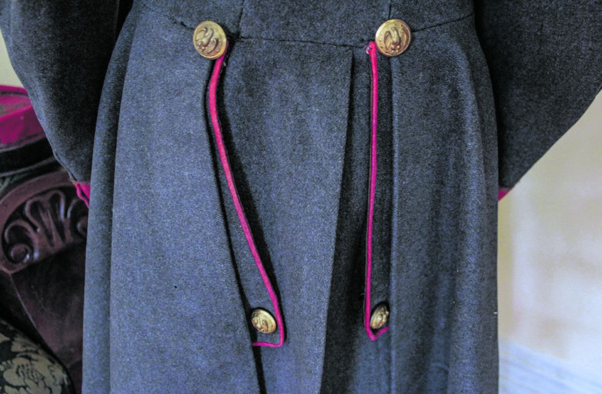 The tail pockets are piped in the same flaming red, and flanked by four staff officer’s buttons.