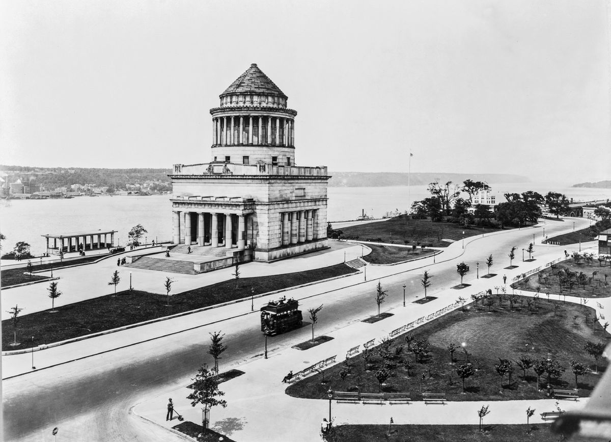 Bird’s-eye view of Grant’s Tomb, New York. Circa 1915. Library of Congress.