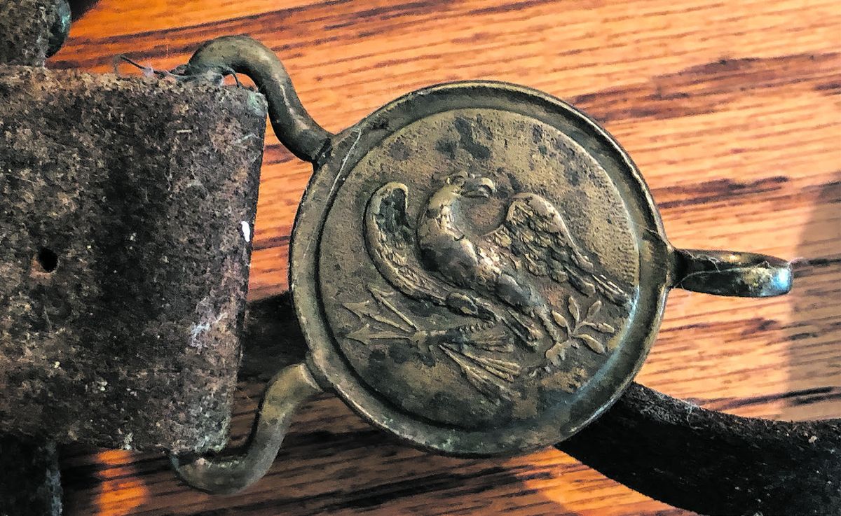 1832 pattern, 2-piece militia buckle attached by central “S” hook, one side has eagle, the other side is undecorated.