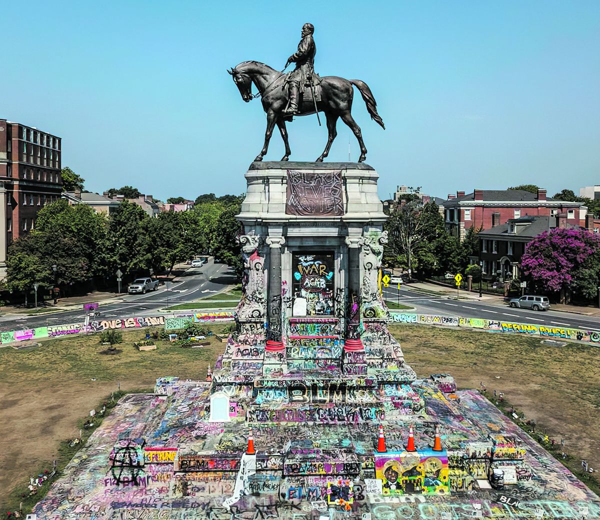 Graffiti were painted on all surfaces of the Lee statue base.