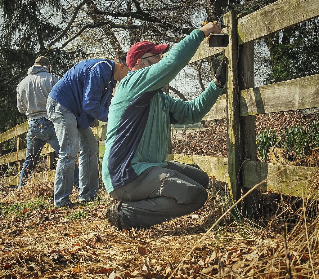 Park Day volunteers at Monocacy National Battlefield tend to fence maintenance. (Photo by Matt Brant)