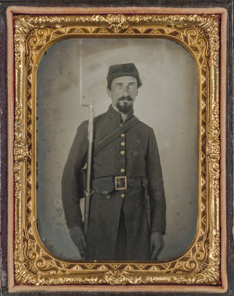 Private in Confederate uniform wearing a Georgia frame buckle and holding a bayoneted musket. Liljenquist Family Collection of Civil War Photographs (Library of Congress).