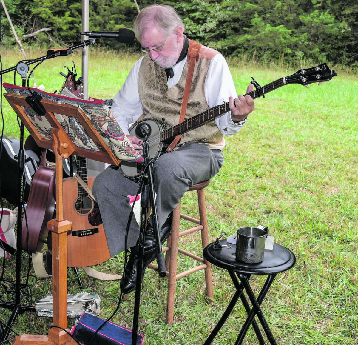 Musician John Tole plays at dinner.