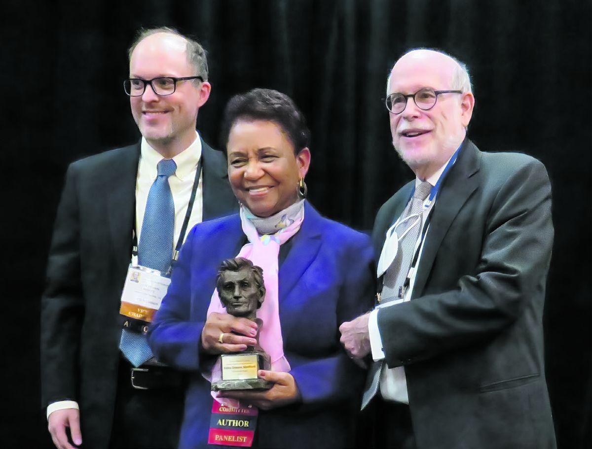 Jonathan White and Harold Holzer present Edna Greene Medford with a 2021 Richard Nelson Current Award of Achievement.