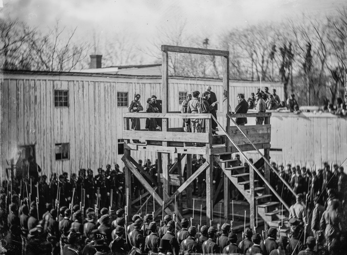 Reading the death warrant to Wirz on the scaffold. (Library of Congress)