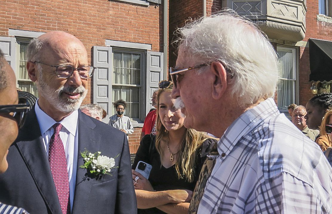 Governor Wolf thanking Gary Casteel for his sculpture.