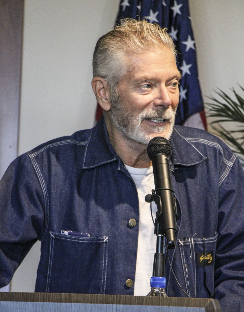 Actor Stephen Lang addresses the crowd with his enthusiastic presence.