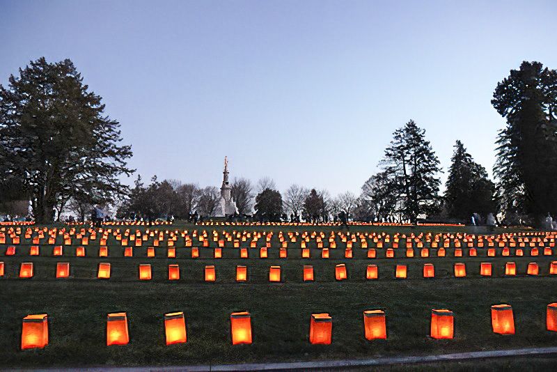 Thousands gather for Remembrance Day — photograph 2 from the original article