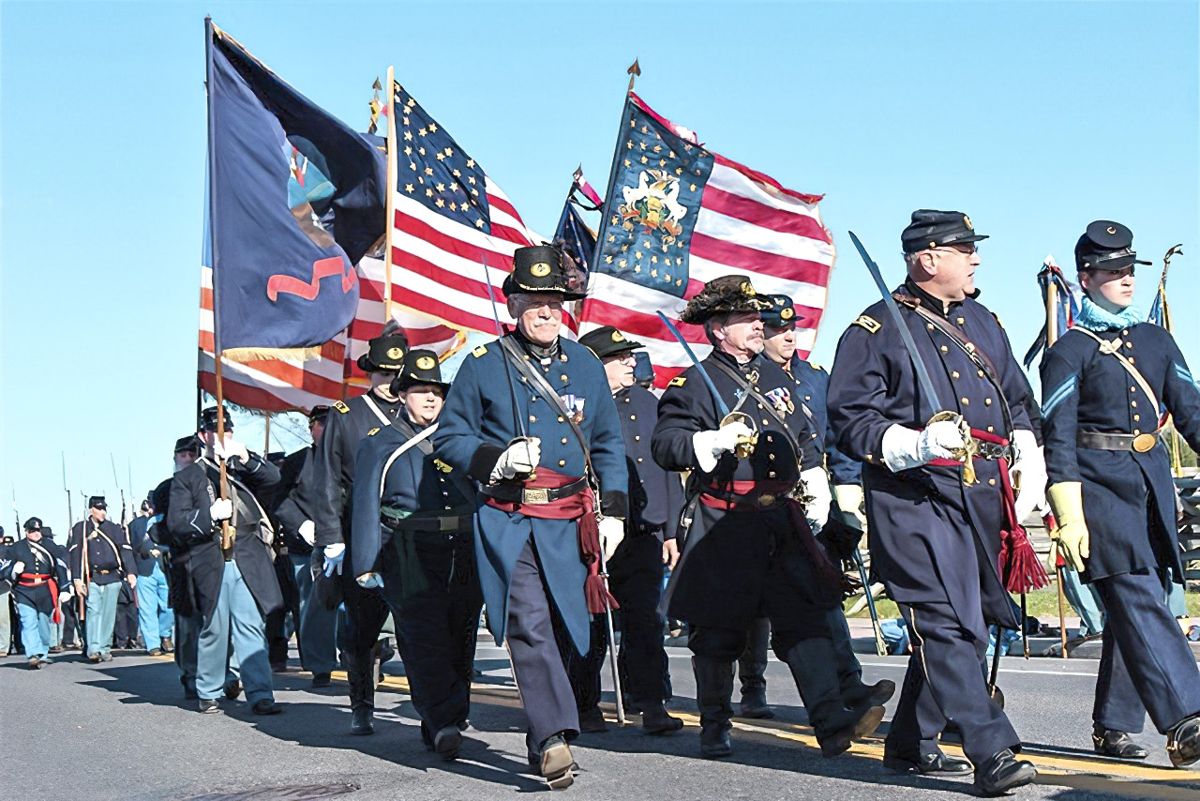 Thousands gather for Remembrance Day — photograph 4 from the original article