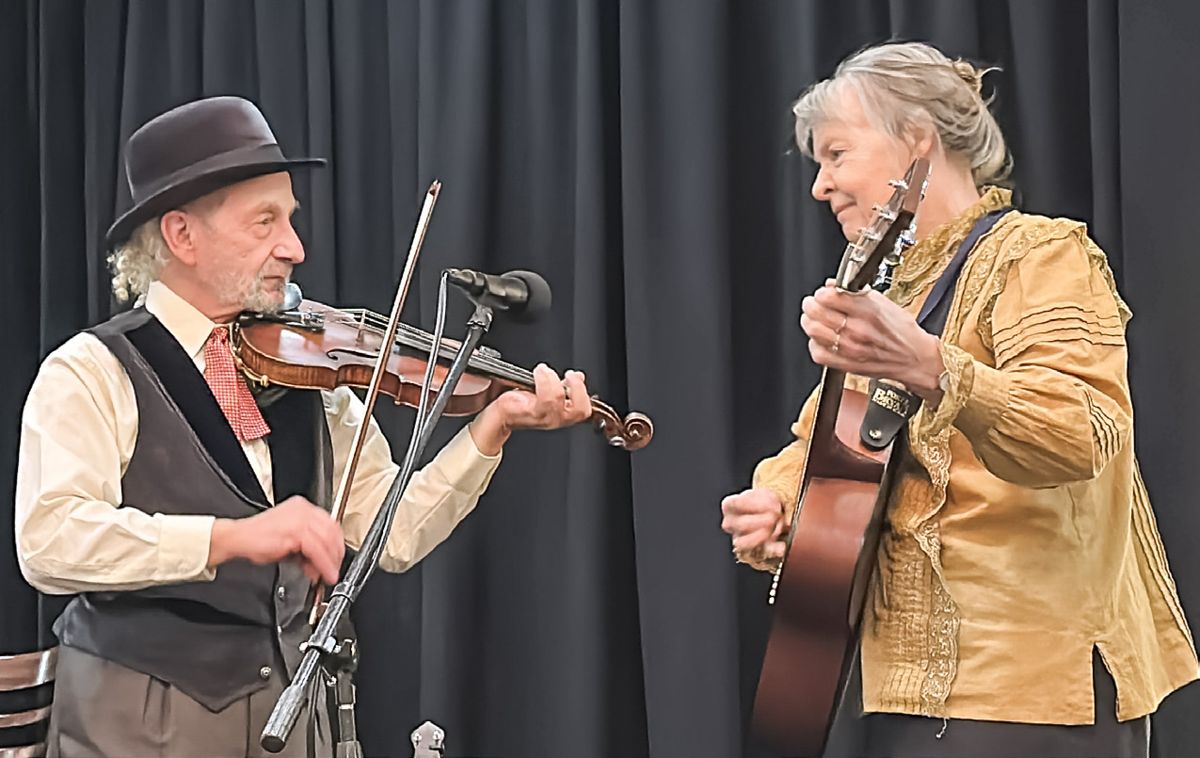 Jay Ungar and Molly Mason perform for the audience.
