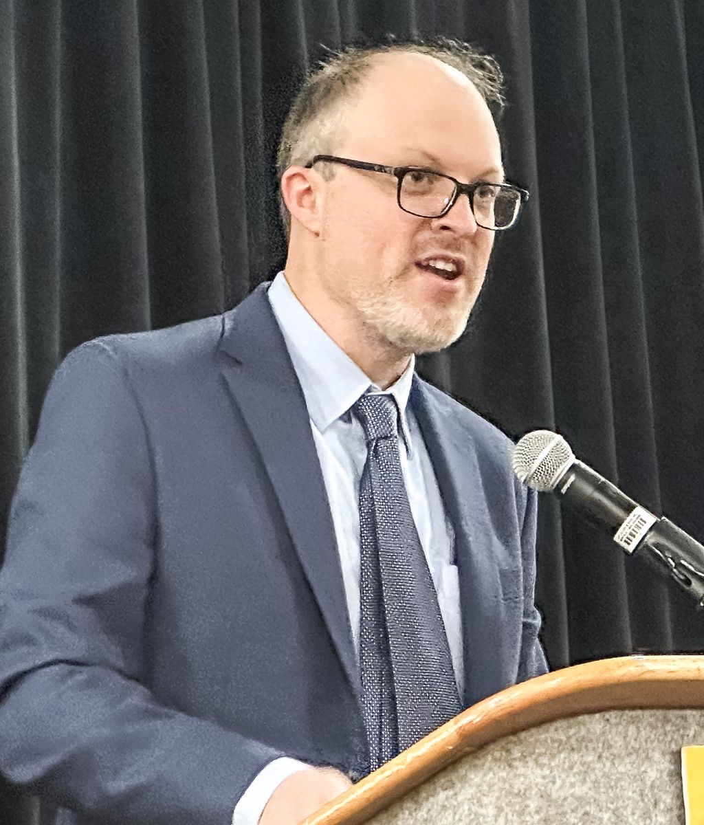 Lincoln Forum Vice Chairman Jonathan White addresses the crowd.