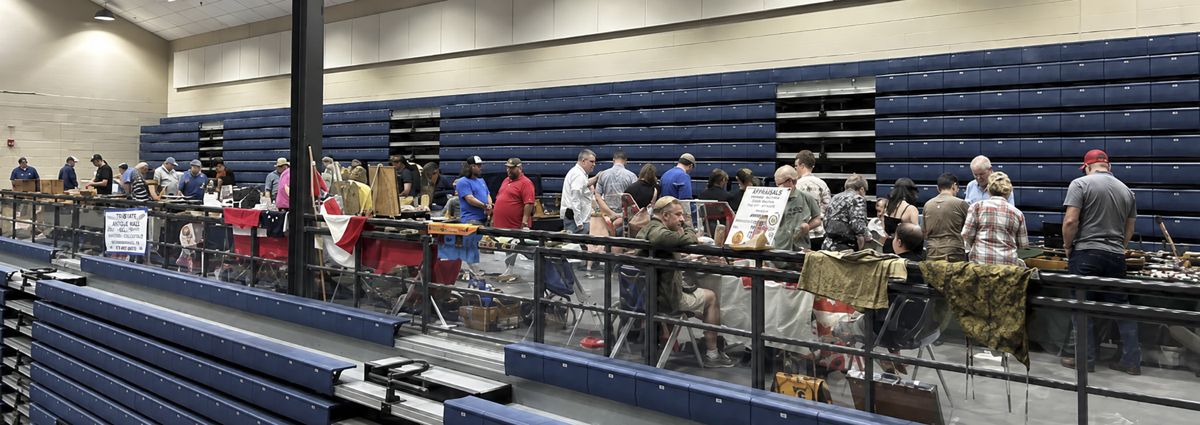 Collectors and visitors kept the aisles active throughout the weekend. (All photos by Jim Hammonds)