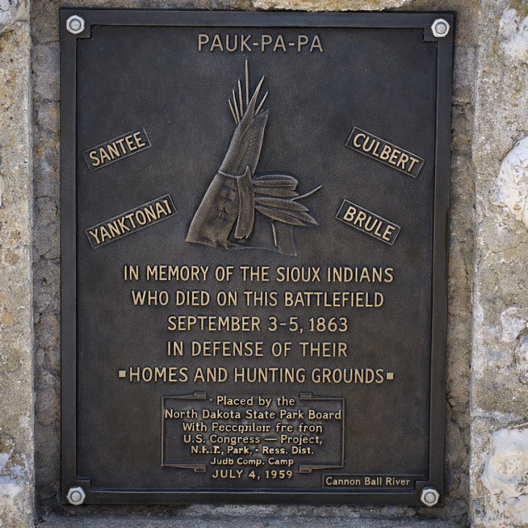 Rock cairn memorial close-up of plaque. (Brigid Tennant photo)