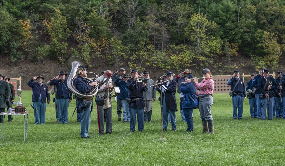 On Sunday morning, before the musket match and the final match of the Nationals, all units from the North and South join in a massive formation. The N-SSA field band opens the ceremony with “The Star-Spangled Banner,” “Dixie,” and “The Battle Cry of Freedom.” (Ericka Curley)